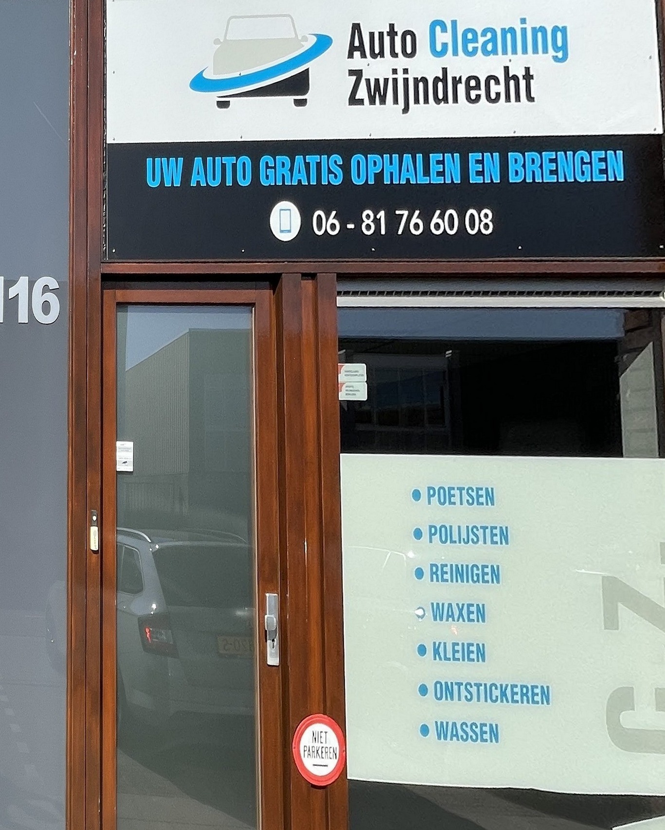 De voorgevel van Auto Cleaning Zwijndrecht aan de H.A. Lorentzstraat 116, met het bord, nummer 116 en de dienstenlijst op het raam