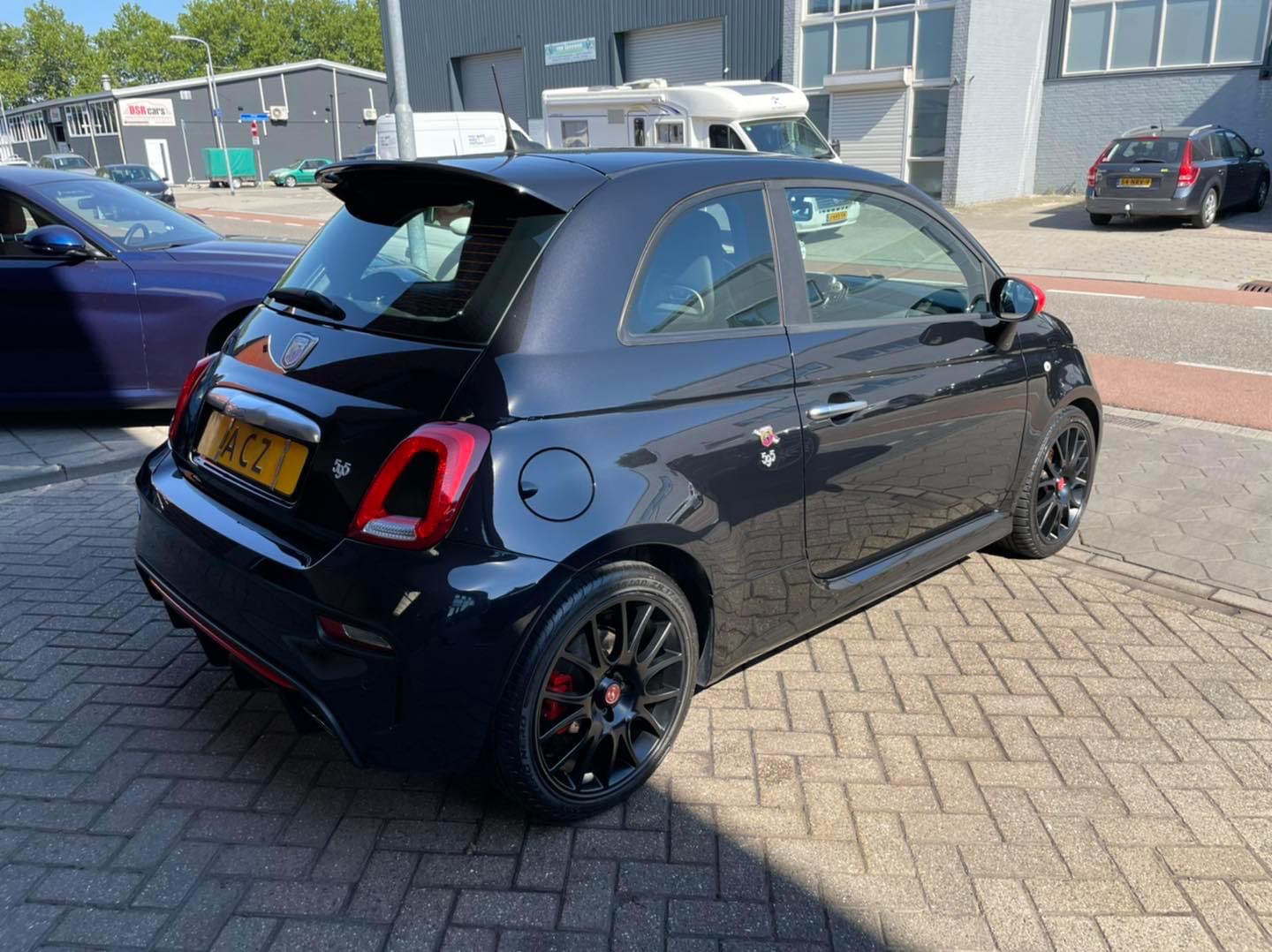 Zwarte Abarth 595 met ACZ-kenteken, foto van een klant